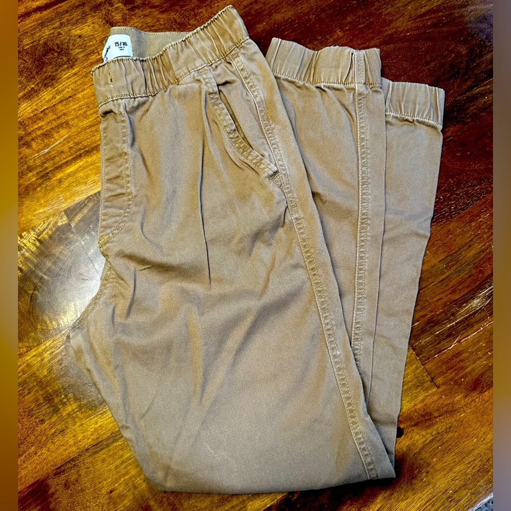 Boys Abercrombie khaki cargos. Size 15/16.